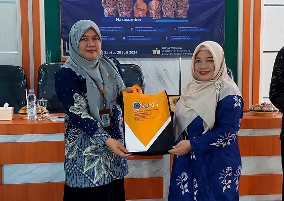 Pemberian cindera mata pasca pelatihan. Foto/dok UM