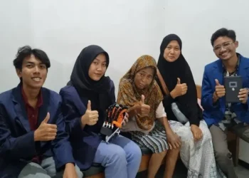 Tim PKM KC Polinema kembangkan alat untuk membantu rehabilitasi pasien pasca mengalami stroke. /Foto: dok. Polinema.