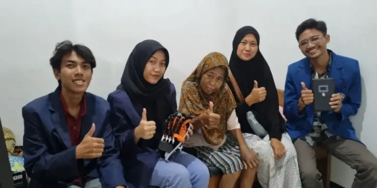 Tim PKM KC Polinema kembangkan alat untuk membantu rehabilitasi pasien pasca mengalami stroke. /Foto: dok. Polinema.