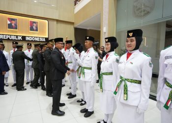 Pj Wali Kota Batu, Aries Agung Paewai, mengukuhkan 72 anggota Paskibraka. Foto: Prokopim KWB