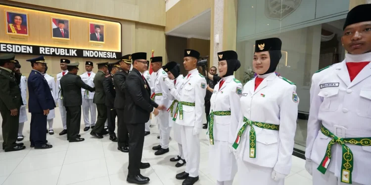Pj Wali Kota Batu, Aries Agung Paewai, mengukuhkan 72 anggota Paskibraka. Foto: Prokopim KWB