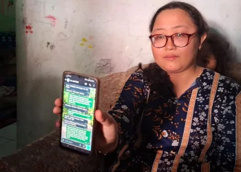 Yunita menunjukkan chat dengan MM di Whatsapp. Foto: Aisyah Nawangsari Putri