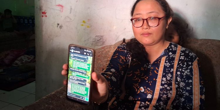 Yunita menunjukkan chat dengan MM di Whatsapp. Foto: Aisyah Nawangsari Putri