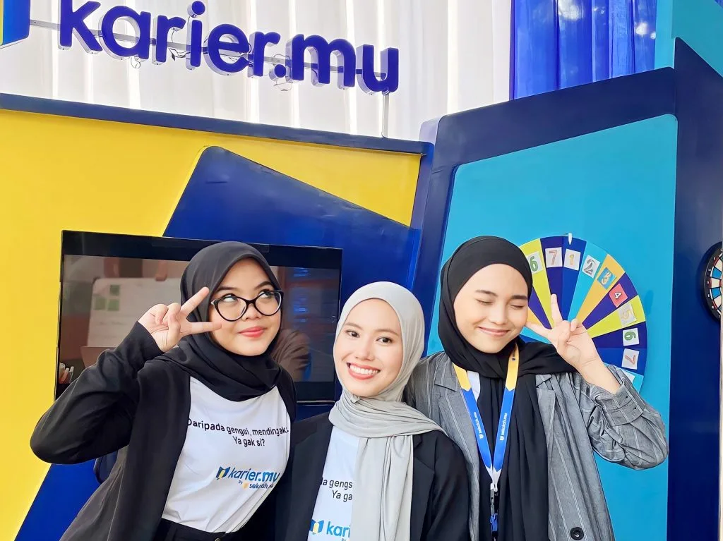 Mahasiswa Prodi S1 Sastra Indonesia Fakultas Sastra UM, Drima Intan Aldani Putri (kiri) meniti karier di industri digital bersama karier.mu berbekal pengalaman mengikuti program MSIB./Foto: dok.UM.