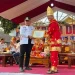 Bupati Malang, Sanusi memberikan bantuan dana untuk bersih desa kepada Kepala Desa Sukoanyar, Sersan Mayor (Purn) Santosa. Foto: Aisyah Nawangsari Putri
