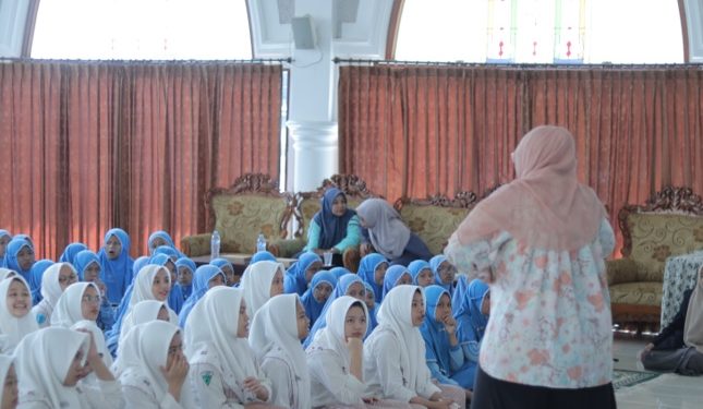 Pemberian materi oleh tim. Foto/Dokumentasi tim abdimas