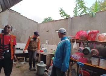 Petugas melakukan asesmen rumah rusak di Wagir. Foto: Aisyah Nawangsari Putri