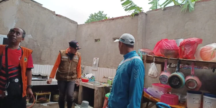 Petugas melakukan asesmen rumah rusak di Wagir. Foto: Aisyah Nawangsari Putri