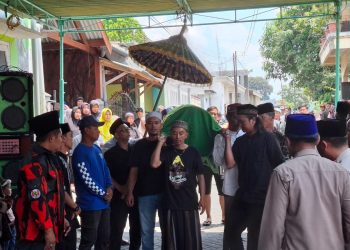 Jenazah korban pengeroyokan dibawa dari rumah duka menuju peristirahatan terakhir. Foto: Aisyah Nawangsari Putri