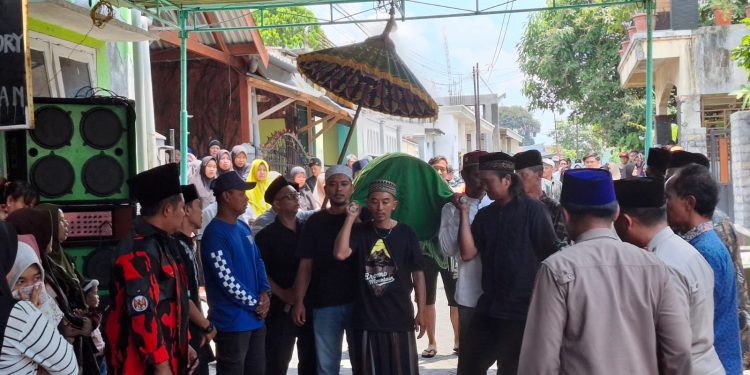 Jenazah korban pengeroyokan dibawa dari rumah duka menuju peristirahatan terakhir. Foto: Aisyah Nawangsari Putri