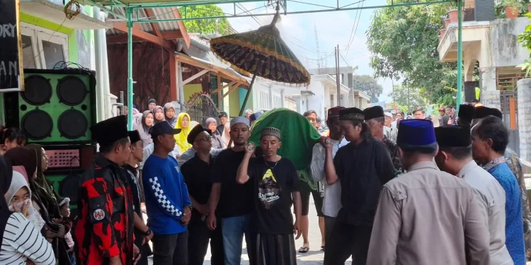 Jenazah korban pengeroyokan dibawa dari rumah duka menuju peristirahatan terakhir. Foto: Aisyah Nawangsari Putri