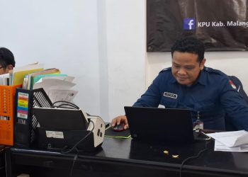 Petugas KPU Kabupaten Malang melakukan penelitian persyaratan administrasi bapaslon. Foto: Aisyah Nawangsari Putri