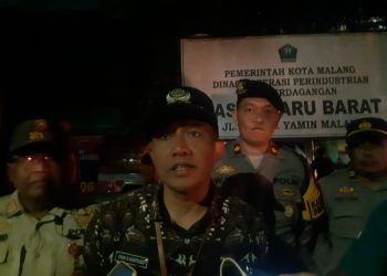 Sekda Kota Malang, Erik Setyo Santoso, memberikan pernyataan pasca kebakaran Pasar Comboran. (Foto/M Sholeh)