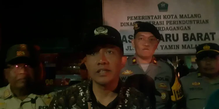 Sekda Kota Malang, Erik Setyo Santoso, memberikan pernyataan pasca kebakaran Pasar Comboran. (Foto/M Sholeh)