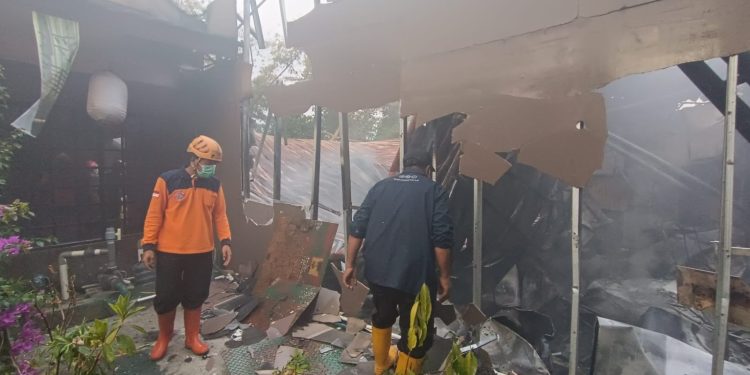 Penanganan kebakaran di Jatim Park 3 telah padam, petugas nyatakan penyebabnya dari mesin pompa air yang overheat. Foto: BPBD Kota Batu