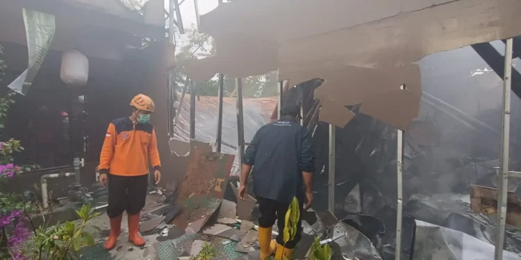 Penanganan kebakaran di Jatim Park 3 telah padam, petugas nyatakan penyebabnya dari mesin pompa air yang overheat. Foto: BPBD Kota Batu