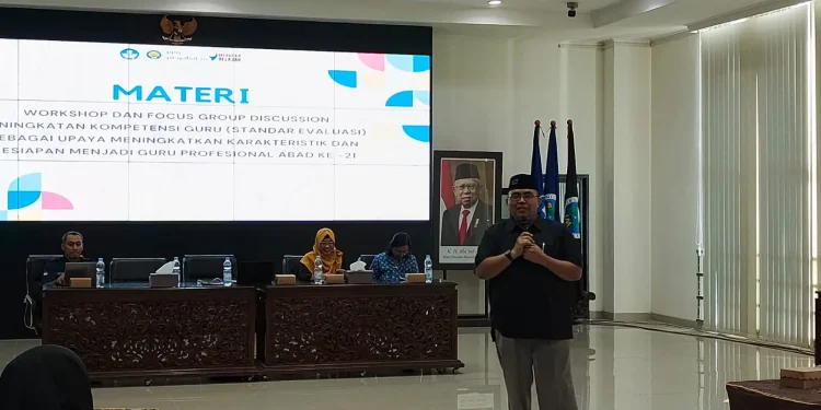 Peneliti dari Universitas Negeri Malang (UM), Dr Hary Suswanto, ST.,M.T. saat memaparkan materi dalam workshop dan FGD Peningkatan Kompetensi Guru. (Foto/M Sholeh)