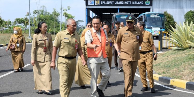 Pj Wali Kota Malang, Iwan Kurniawan, S.T, MM, saat meninjau TPS Supit Urang. Foto/dok. Kota Malang