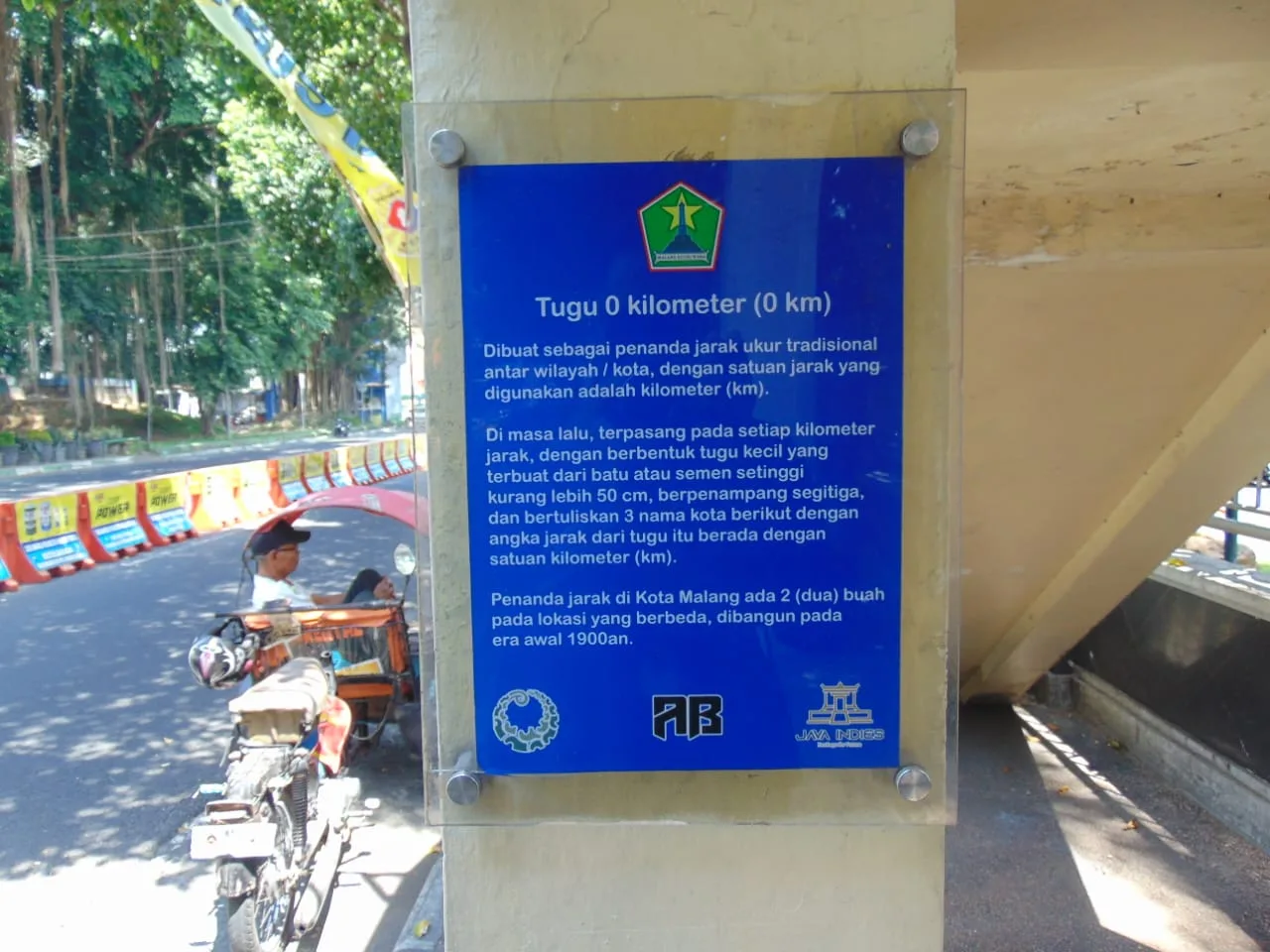 Papan informasi seputar tugu titik nol kilometer yang ada di bawah JPO Alun-Alun Malang./Foto: Tugumalang.id/Bagus Rachmad Saputra.