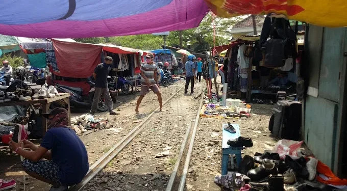 Sejarah Pasar Comboran Kota Malang yang sudah ada sejak 1900 dan salah satu pusat jual beli barang bekas terbesar di Jawa Timur. /Foto: Google Review Pasar Comboran/Teguh Purwanto.