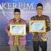 Rektor Unisma, Prof. Junaidi Mistar bersama Pjs Wakil Rektor IV Dr Hasan Zayadi M.Si menunjukkan piagam penghargaan dari LLDIKTI Wilayah VII Jatim Prof. Dr. Dyah Sawitri, SE,. Foto: Unisma