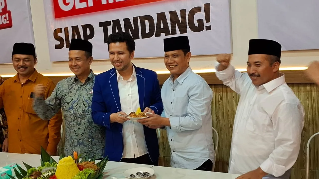 Emil Dardak serahkan potongan tumpeng pada Abah Gunawan. Foto: Aisyah Nawangsari Putri