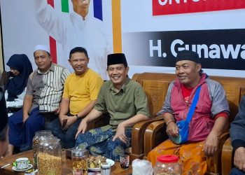 Abah Gunawan (kemeja hijau) saat bercengkerama dengan masyarakat di rumahnya. Foto: Aisyah Nawangsari Putri