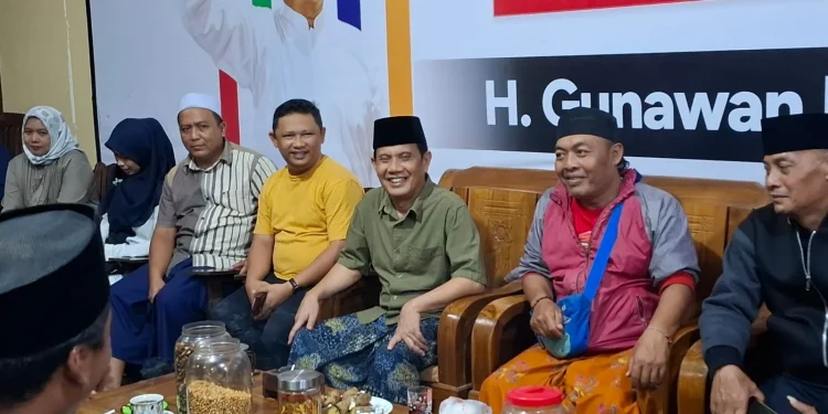 Abah Gunawan (kemeja hijau) saat bercengkerama dengan masyarakat di rumahnya. Foto: Aisyah Nawangsari Putri