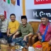 Abah Gunawan (kemeja hijau) saat bercengkerama dengan masyarakat di rumahnya. Foto: Aisyah Nawangsari Putri