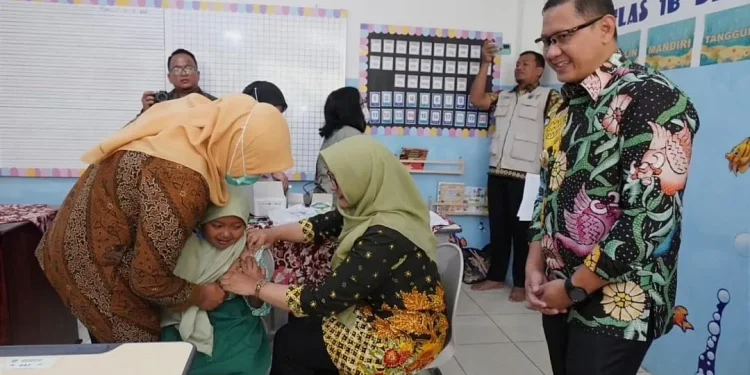 Pj Wali Kota Batu Aries Agung Paewai saat memantau pelaksanaan imunisasi program BIAS 2024. Foto: Prokopim KWB
