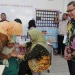 Pj Wali Kota Batu Aries Agung Paewai saat memantau pelaksanaan imunisasi program BIAS 2024. Foto: Prokopim KWB