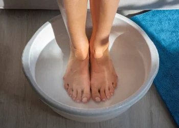 Ilustrasi manfaat merendam kaki dengan air hangat dan garam. Foto/Pinterest.