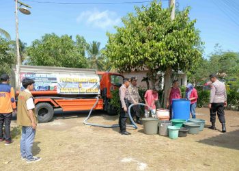 Polres Malang dan BPBD Kabupaten Malang salurkan air bersih ke desa-desa yang alami kekeringan. Foto: Polres Malang