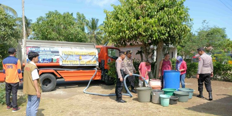 Polres Malang dan BPBD Kabupaten Malang salurkan air bersih ke desa-desa yang alami kekeringan. Foto: Polres Malang