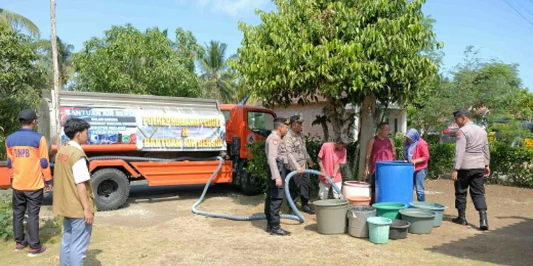 Polres Malang dan BPBD Kabupaten Malang salurkan air bersih ke desa-desa yang alami kekeringan. Foto: Polres Malang