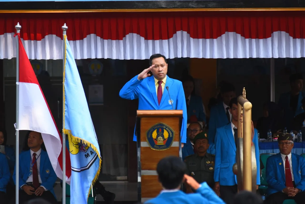 Rektor ITN Malang, Awan Uji Krismanto, S.T, M.T, Ph.D bertindak sebagai pembina upacara penutupan PKKMB ITN Malang. /Foto: dok.ITN Malang.