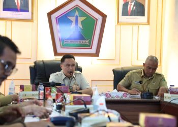 Pj Wali Kota Malang, Iwan Kurniawan meminta parkir di Kayutabgan segera ditata. (Foto/dok. Prokopim Setda Kota Malang)