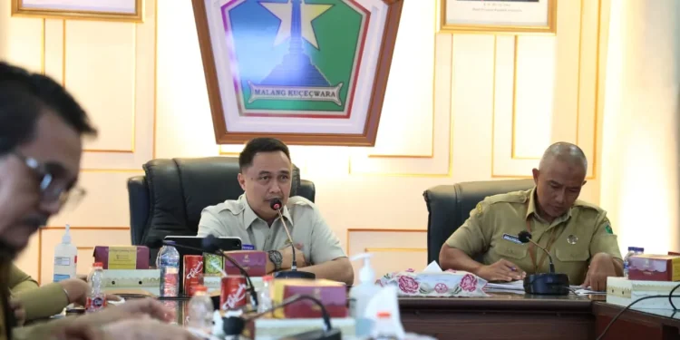 Pj Wali Kota Malang, Iwan Kurniawan meminta parkir di Kayutabgan segera ditata. (Foto/dok. Prokopim Setda Kota Malang)