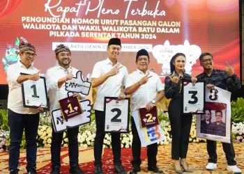 3 paslon Pilwali 2024 Kota Batu saat menenteng nomor urutnya masing-masing. Foto: Azmy