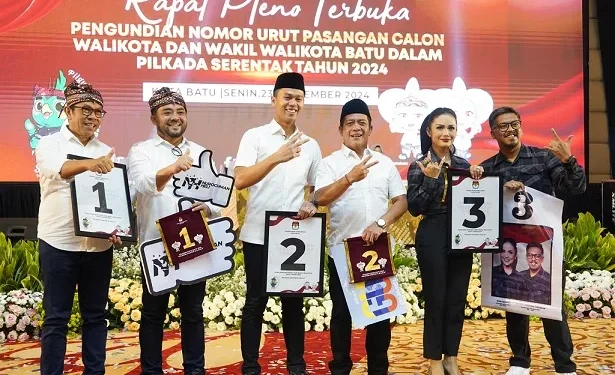 3 paslon Pilwali 2024 Kota Batu saat menenteng nomor urutnya masing-masing. Foto: Azmy