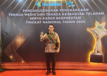 Plt Direktur RSUD Kanjuruhan, dr Bobi Prabowo saat menerima penghargaan Dokter Teladan. Foto: RSUD Kanjuruhan