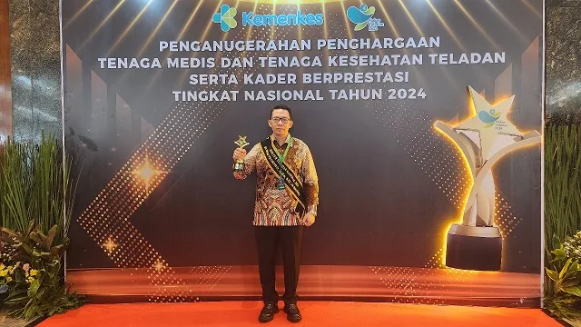 Plt Direktur RSUD Kanjuruhan, dr Bobi Prabowo saat menerima penghargaan Dokter Teladan. Foto: RSUD Kanjuruhan
