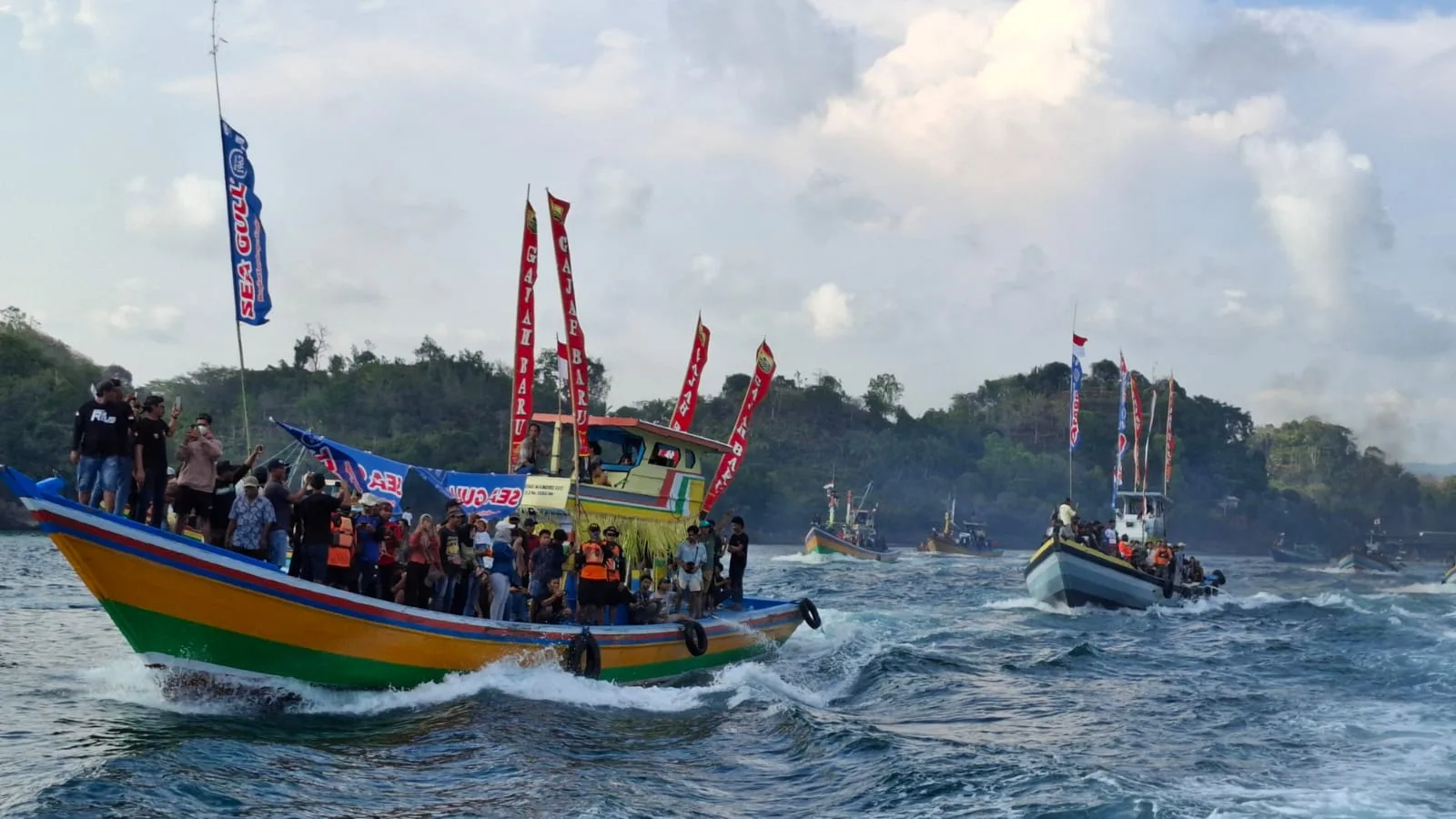 Warga turut mengantar sesaji yang dilarung ke laut. Foto: Aisyah Nawangsari Putri