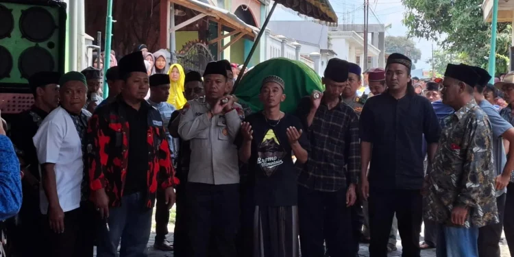 Keluarga mengantar korban ASA menuju ke pemakaman. Foto: Aisyah Nawangsari Putri