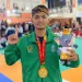 Aryo Pandu Pamungkas, atlet Kota Batu, memamerkan medali emas yang baru saja ia peroleh di PON 2024. Foto: KONI Kota Batu