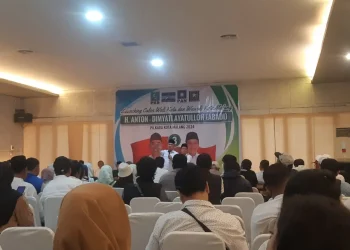 Abah Anton dan Dimyati Ayatullah gaungkan Salam Metal jelang Pilkada Kota Malang 2024. (Foto/M Sholeh)