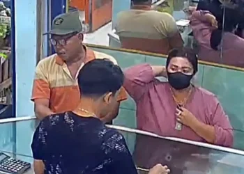 Dua pelaku saat melancarkan aksi pencurian kalung emas di Bululawang. Foto: tangkapan layar rekaman CCTV