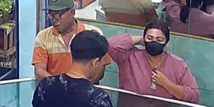 Dua pelaku saat melancarkan aksi pencurian kalung emas di Bululawang. Foto: tangkapan layar rekaman CCTV