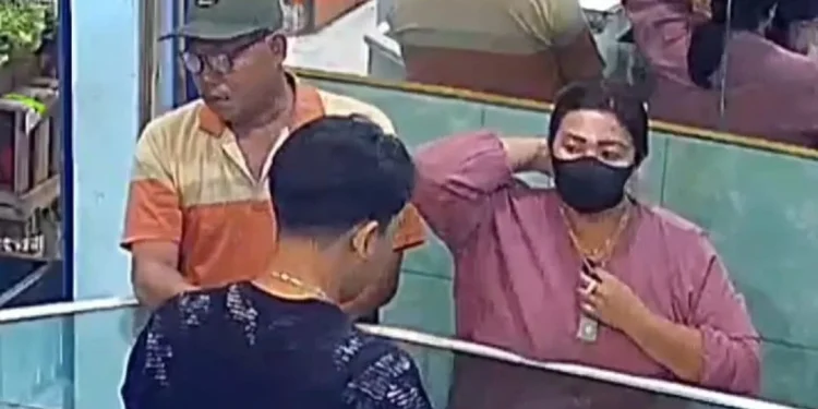 Dua pelaku saat melancarkan aksi pencurian kalung emas di Bululawang. Foto: tangkapan layar rekaman CCTV