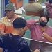 Dua pelaku saat melancarkan aksi pencurian kalung emas di Bululawang. Foto: tangkapan layar rekaman CCTV